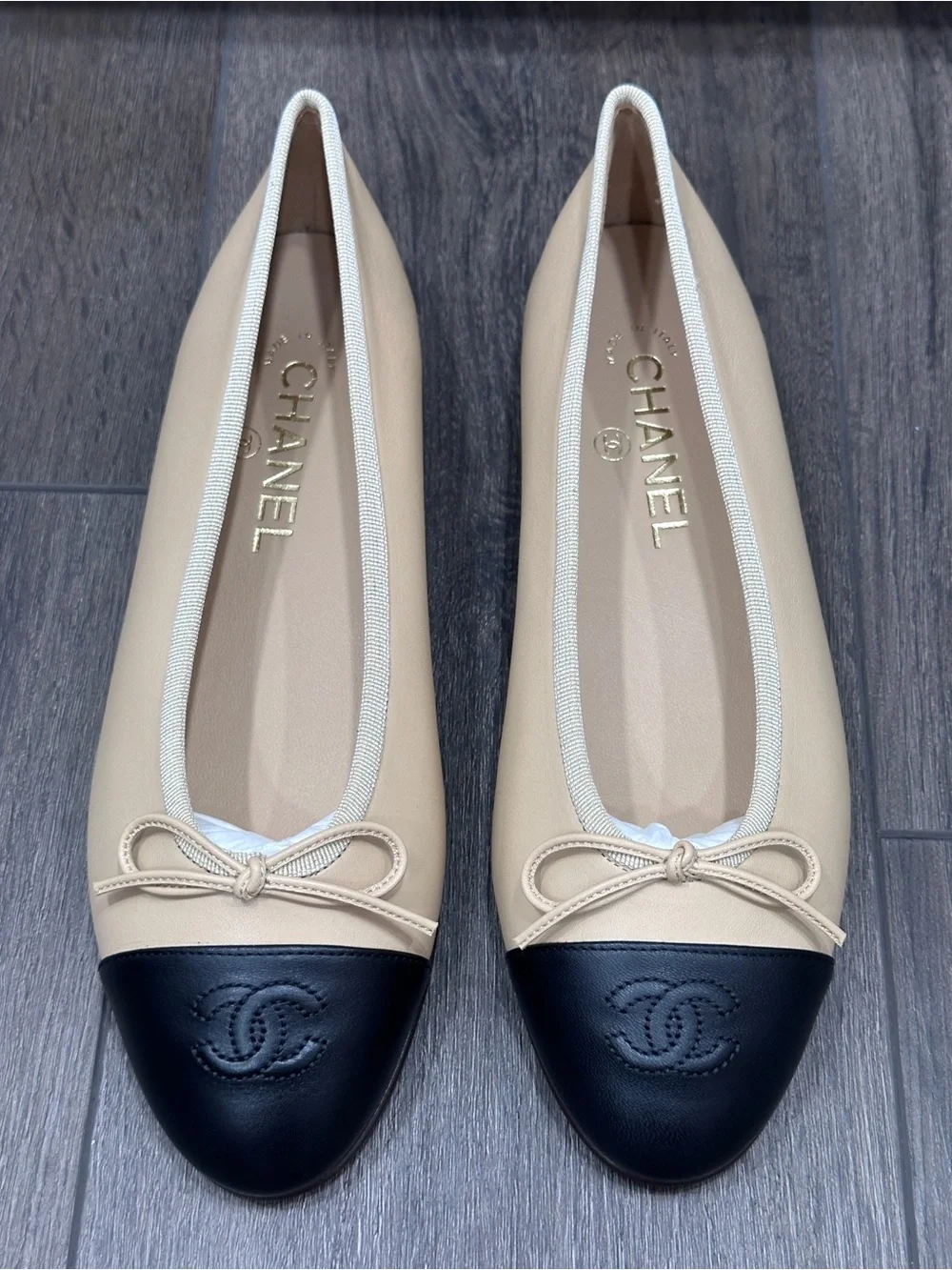 CHANEL CC LOGO BEIGE & BLACK LEATHER BALLET BALLERINA FLATS SHOES Size 40